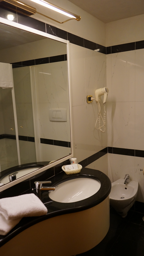 Waschbecken, Bidet und Pflegeset