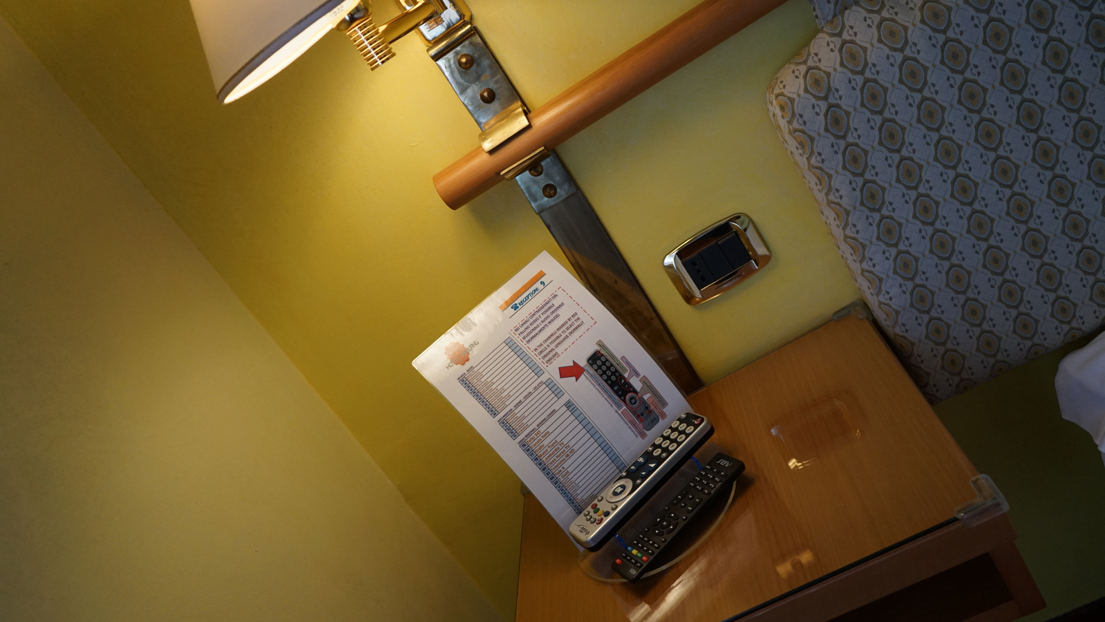 Nachttisch und Ausstattung im Zimmer