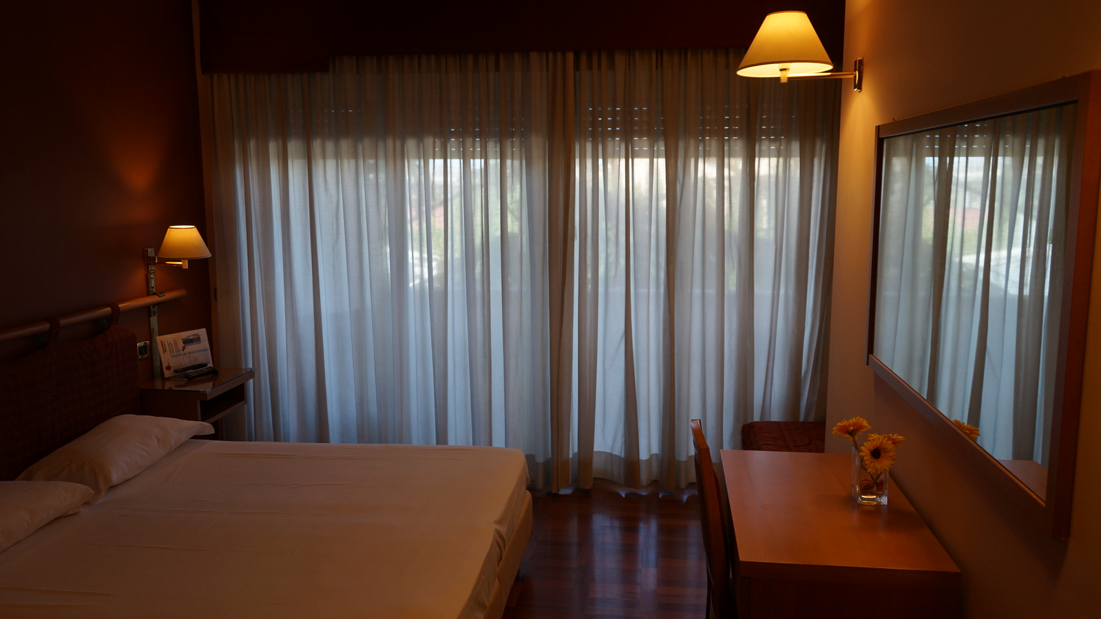 Schreibtisch und Bett im Zimmer