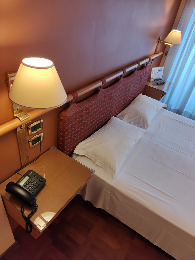 Bett und Nachttisch im Zimmer
