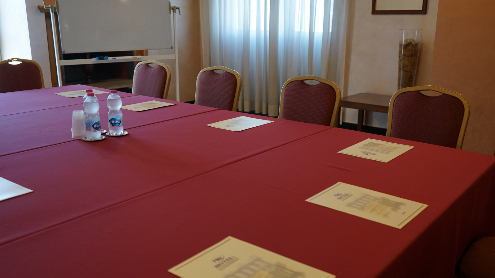 Arbeitstisch im Tagungsraum